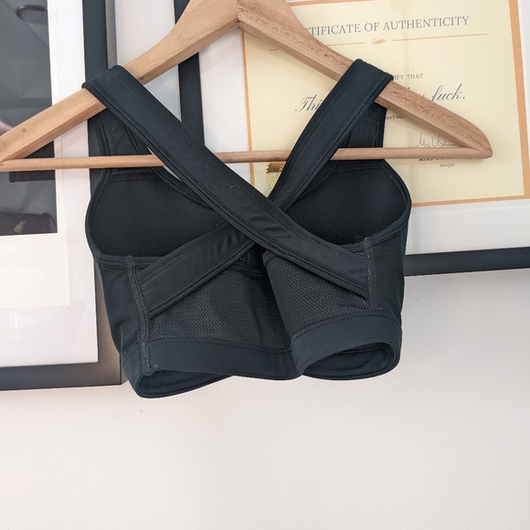 Sold - UA sportsbra - Picture 2 of 3